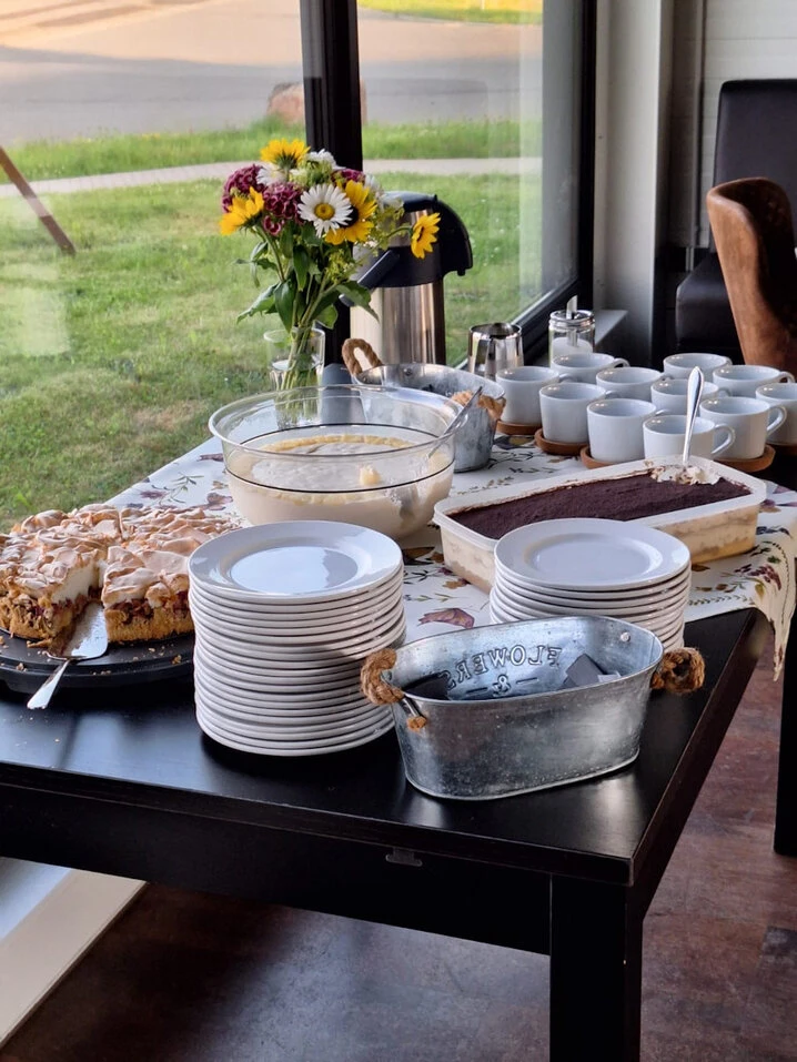 Kaffee und Kuchen selbst gemachter Kuchen oder von Catering geliefert